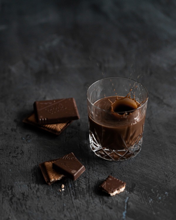 What are the benefits of eating dark chocolate ?