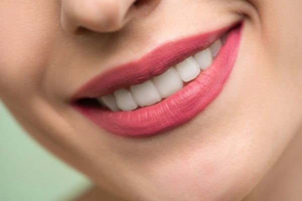 How to whiten teeth at home ?