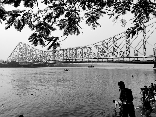 Why there is no pillar or Nut-bolt on Kolkata Howrah Bridge ?